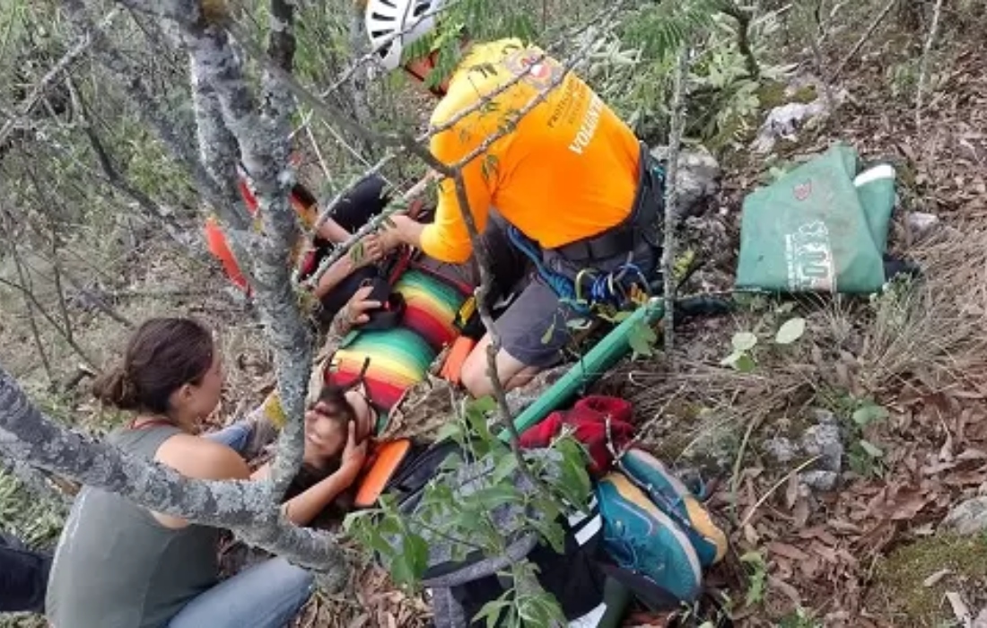 Rescatan a hombre que cayó de parapente en Santiago