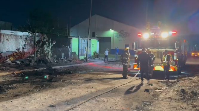 Un incendio provocado por sujetos en Saltillo genera alarma tras una riña. Conoce los detalles del suceso.