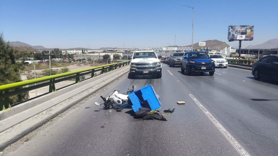 Un motociclista cayó tras un choque provocado por un cambio de carril en Saltillo, afortunadamente solo se reportan daños materiales.