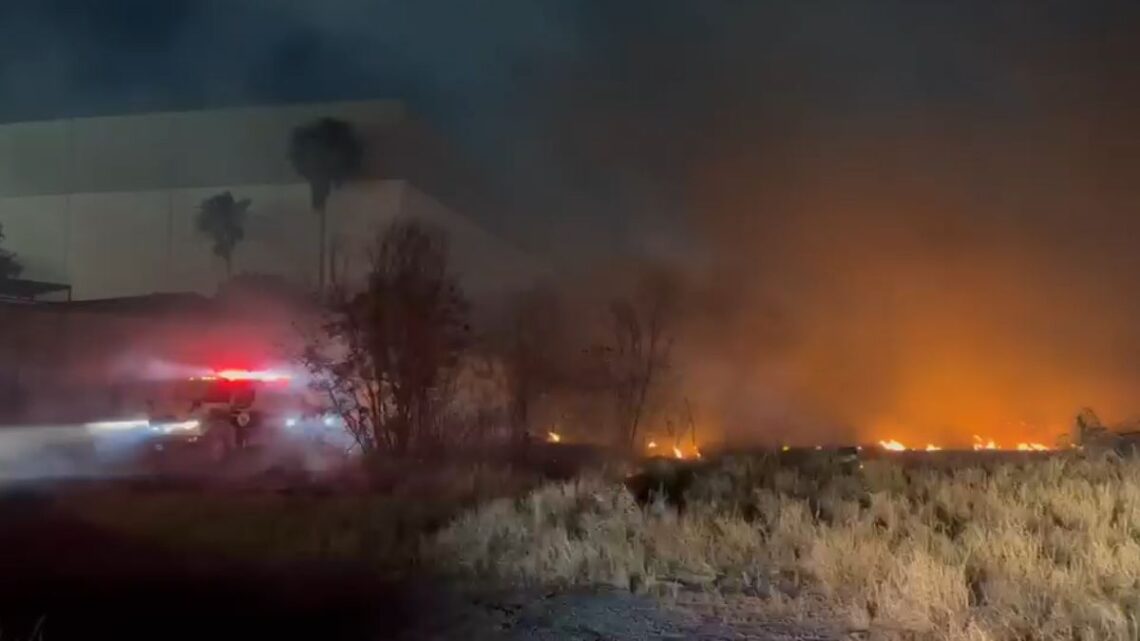 Un incendio de grandes proporciones en San Nicolás de los Garza genera alarma y una rápida respuesta de los rescatistas.