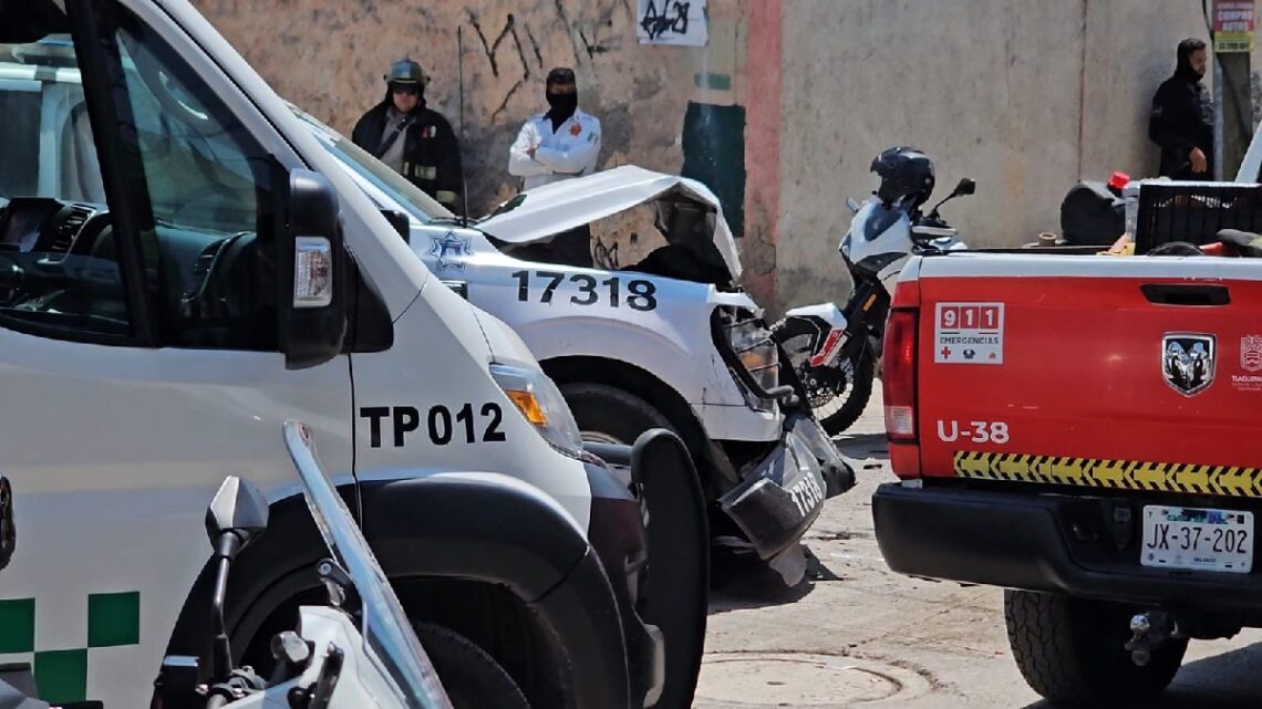 Una patrulla colisiona con un camión mientras atendía un caso de violencia familiar, resultando en varios lesionados.