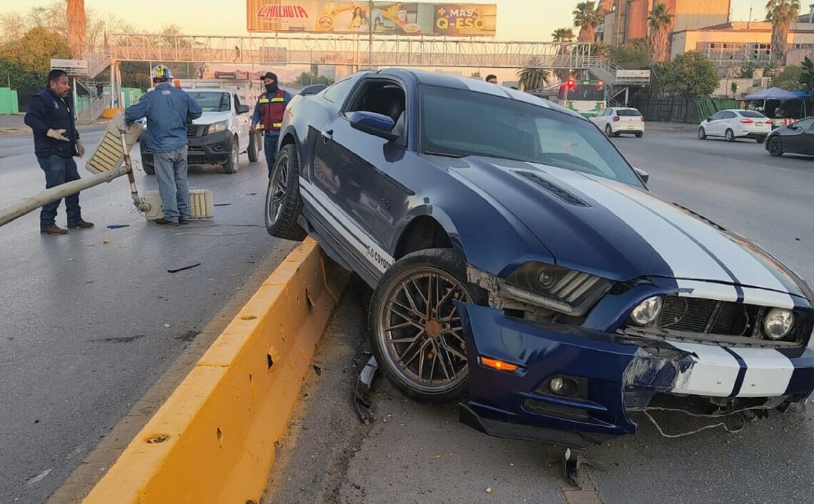 Un denso accidente en Gómez Palacio involucra un auto de lujo y una mujer al volante en presunto estado, un suceso impactante en las redes.