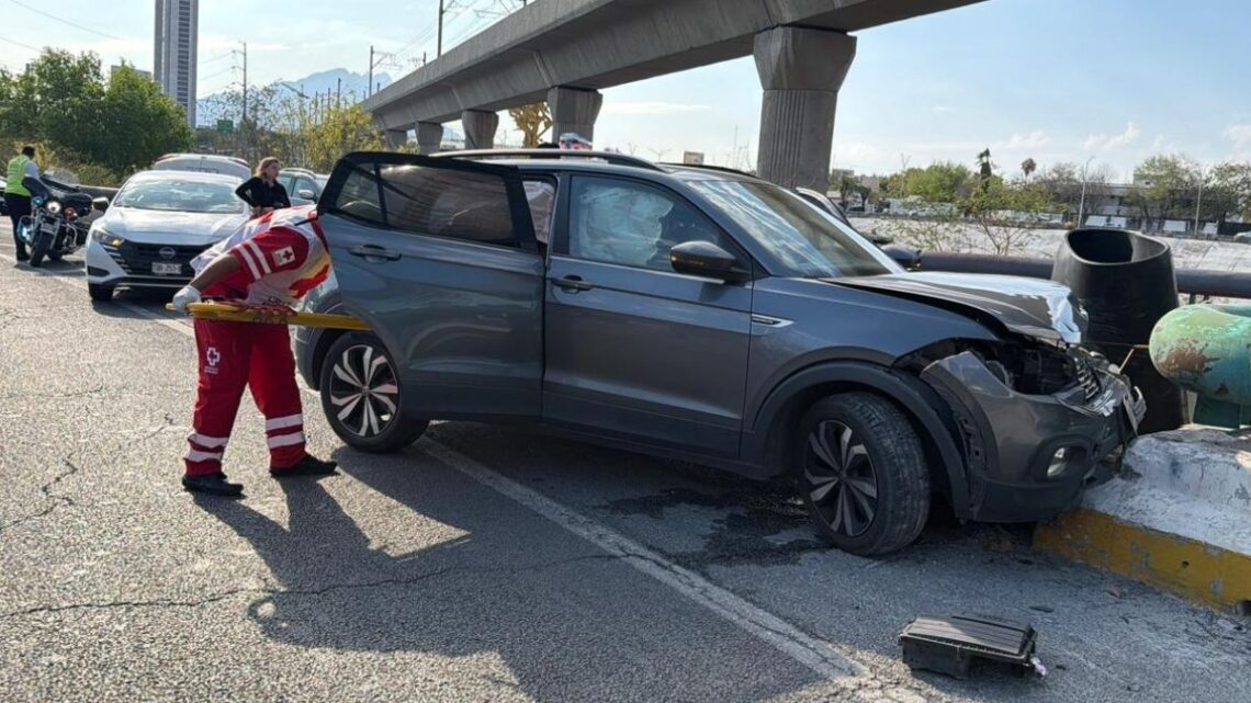 Un lamentable accidente en la avenida Morones Prieto dejó a una mujer herida mientras se dirigía al aeropuerto.