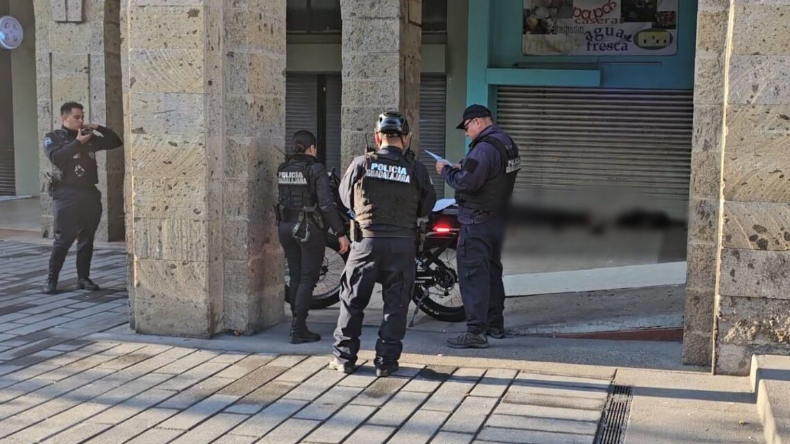 Un hombre en situación de calle falleció en Plaza Tapatía de Guadalajara por supuesto estallido de úlcera, investigación en curso.