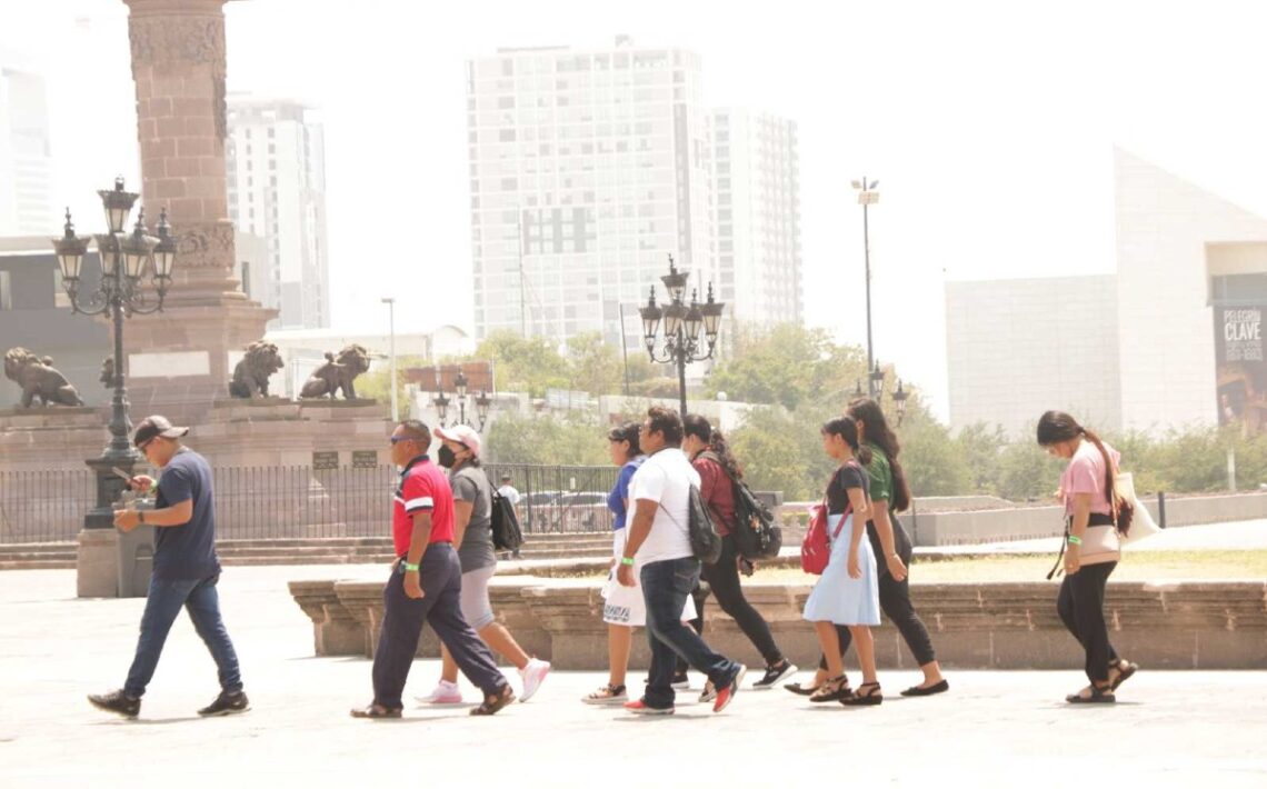 Descubre cómo será el clima en Monterrey este lunes, entre calidez matutina y calor extremo por la tarde.