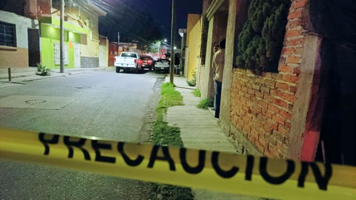 Dos hombres fueron asesinados frente a una iglesia en la colonia Esmeralda, generando consternación en la población local.
