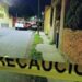 Dos hombres fueron asesinados frente a una iglesia en la colonia Esmeralda, generando consternación en la población local.