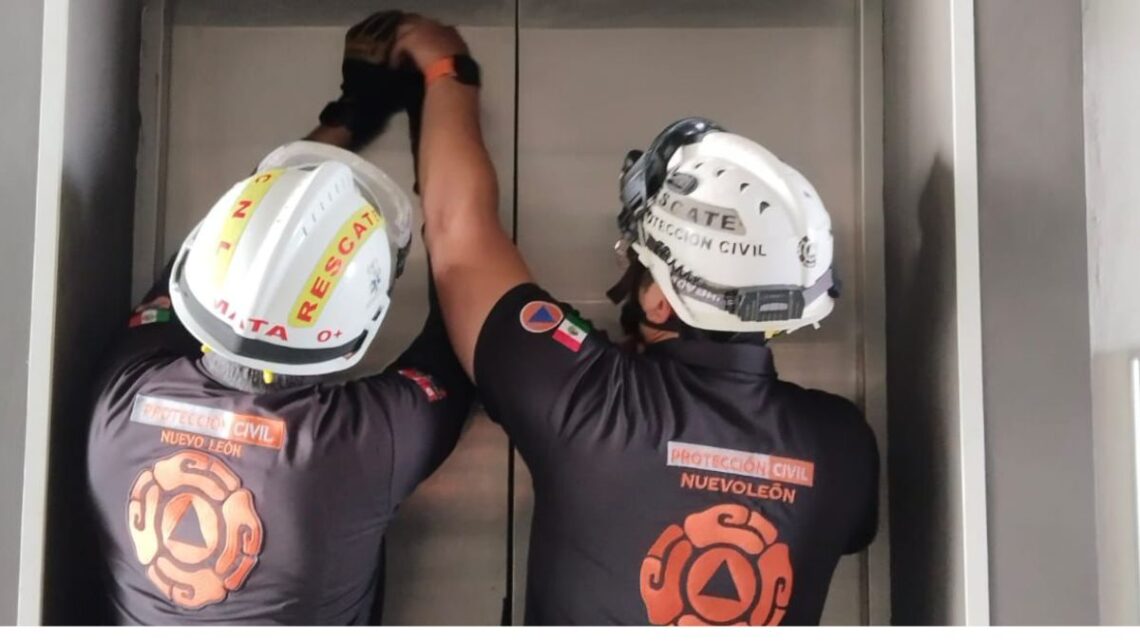 Siete personas fueron liberadas por Protección Civil tras quedar atrapadas en un elevador en Monterrey. Infórmate aquí.