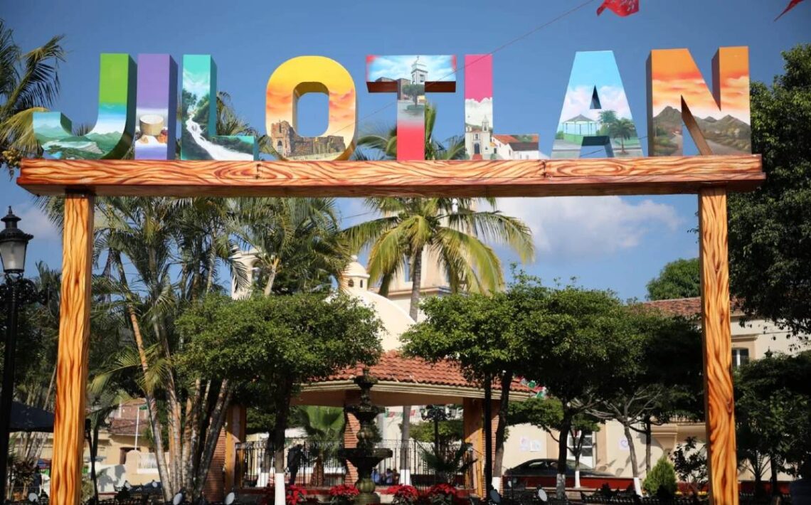 La Fiscalía de Jalisco investiga el asesinato de tres hombres en Jilotlán de los Dolores, revelando detalles del crimen.