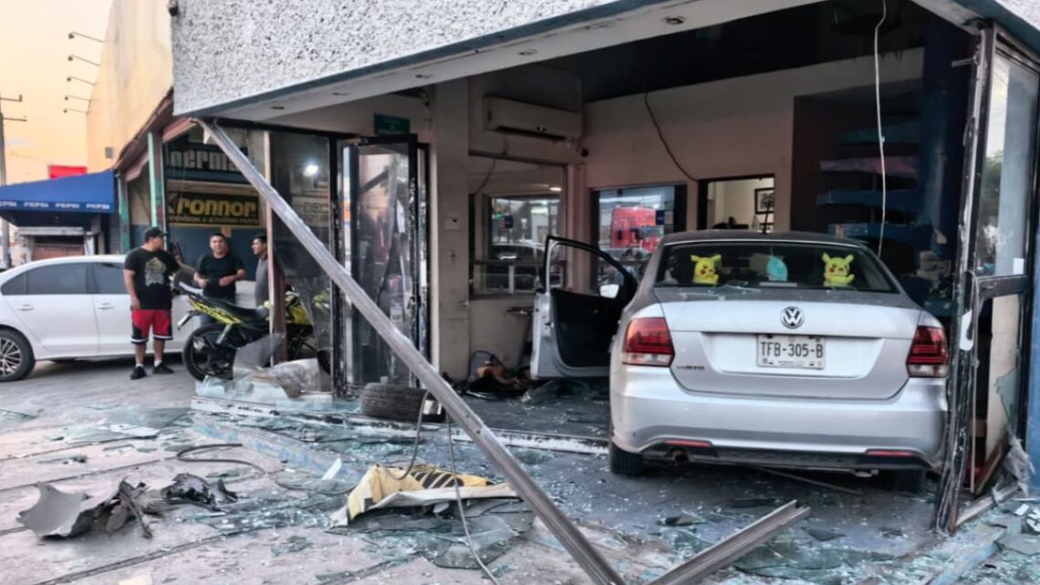 Un choque entre un auto y una motocicleta en Guadalupe causa un lesionado y daños en el taller mecánico.