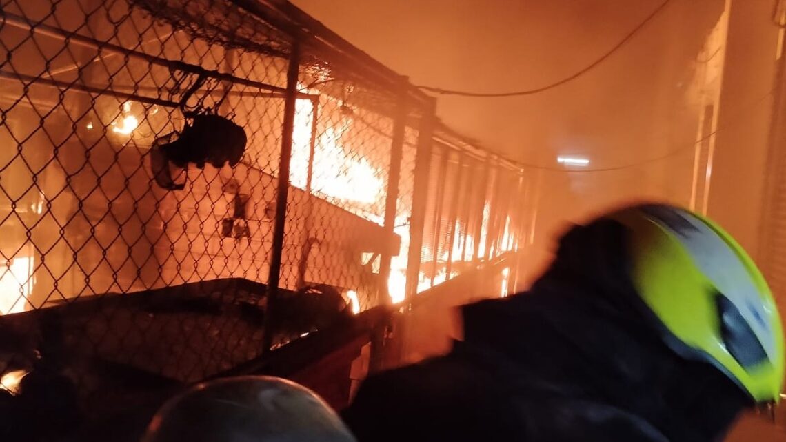 Un incendio en el Mercado Héroes de Nacozari puso en riesgo numerosos locales, pero fue controlado a tiempo por bomberos.