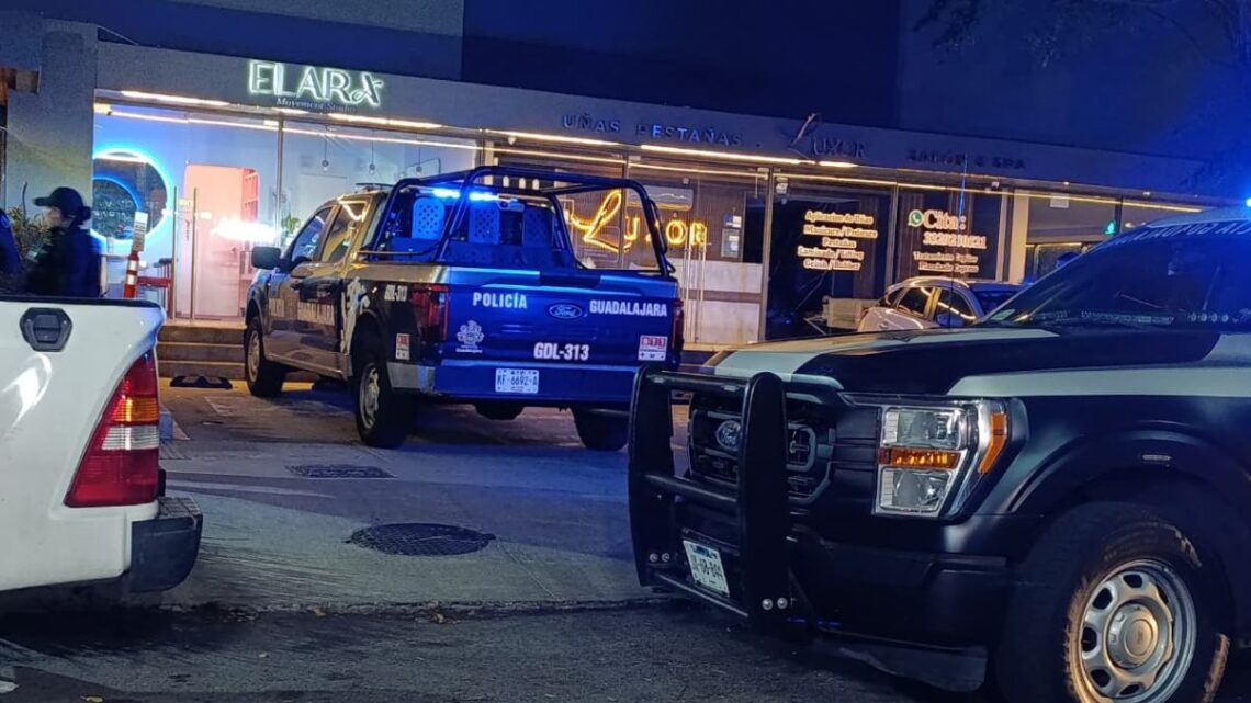 Un hombre golpea a una anciana y un niño se convierte en héroe al defenderla en Guadalajara.