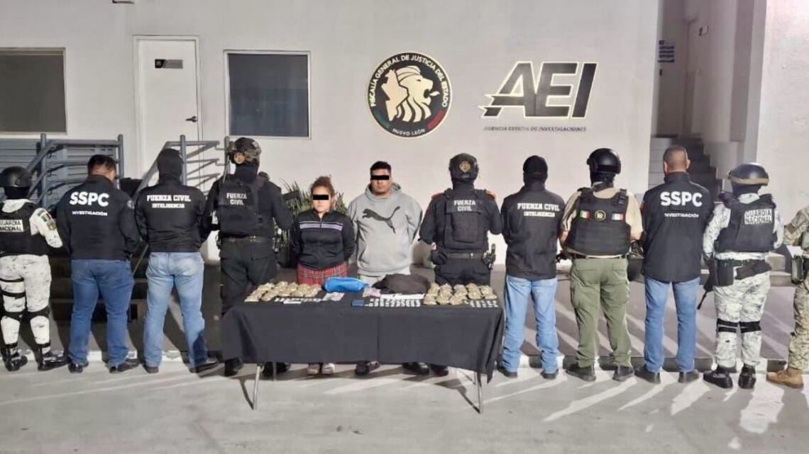 Autoridades detienen a José y Mara en Escobedo, vinculados a narcotráfico y homicidios. Más de 160 dosis de droga fueron confiscadas.