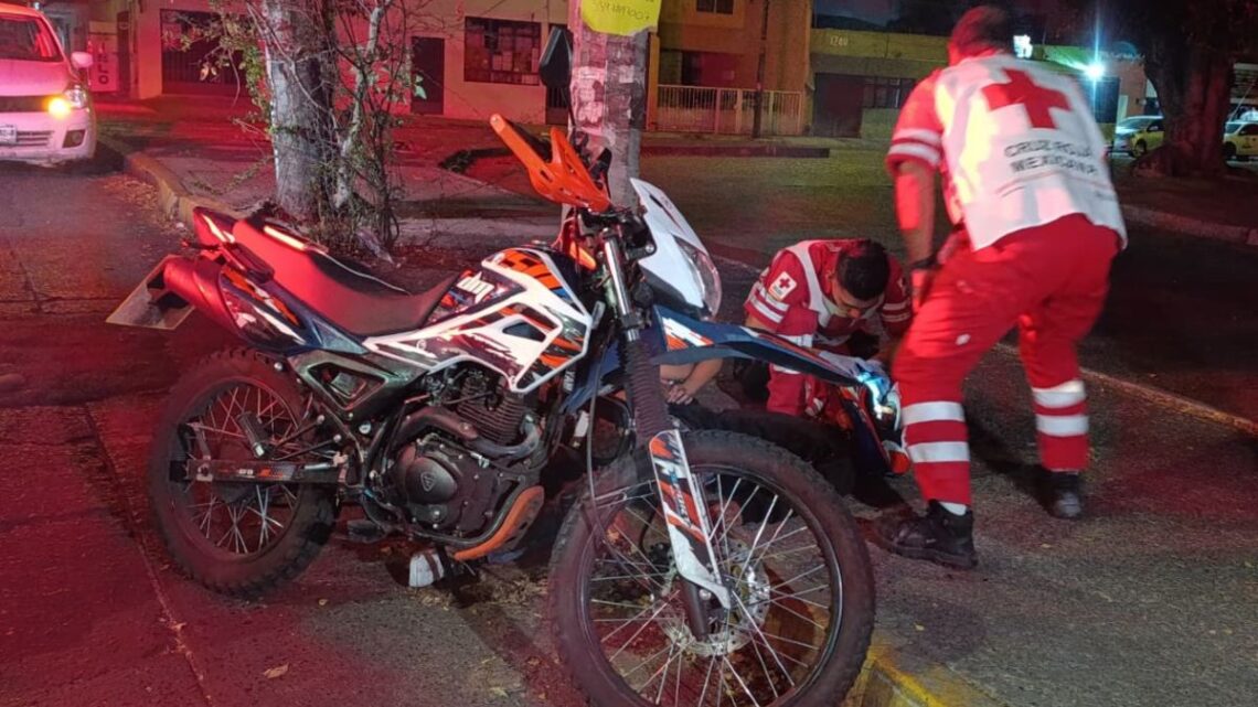 Un joven se salvó de un accidente automovilístico en Guadalajara, destacando la importancia de usar casco. Conoce los detalles.