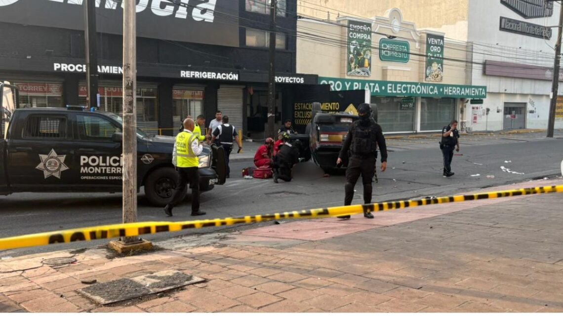 Un camión de valores se volcó después de chocar con una camioneta familiar en Monterrey. Descubre los detalles del incidente.