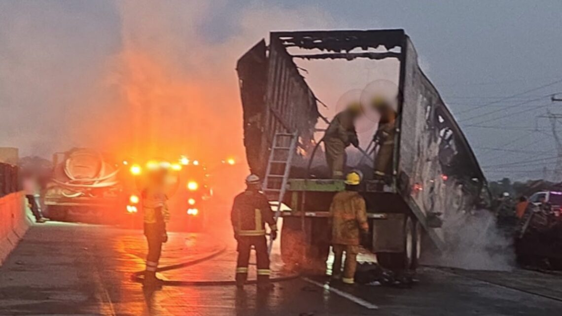 Un chofer de tráiler pierde la vida luego de un intento de asalto en la Puebla-Orizaba, su unidad se incendia.