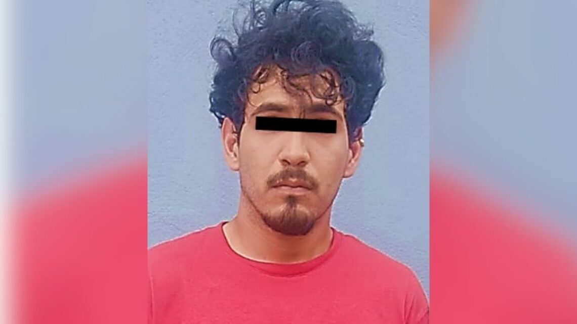 Un hombre esposado intenta huir de la policía en Apodaca tras una inusual persecución en moto.