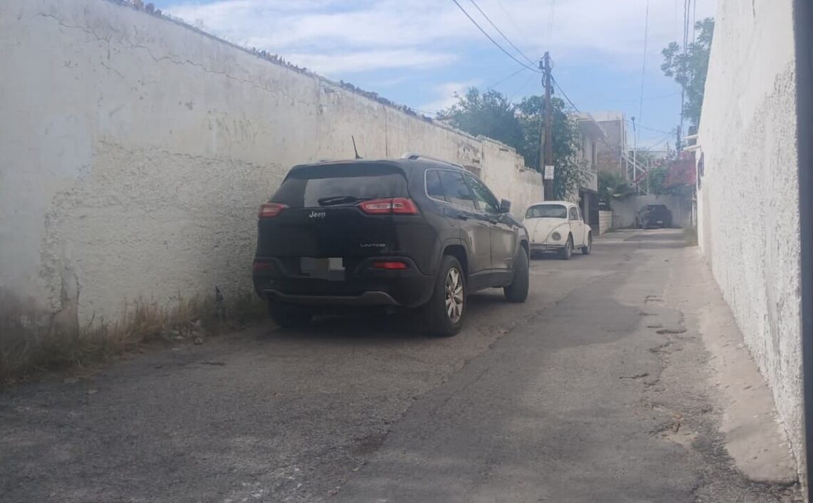 Un incidente de vandalismo en Torreón ha indignado a la comunidad al afectar a una camioneta cerca del IMSS.