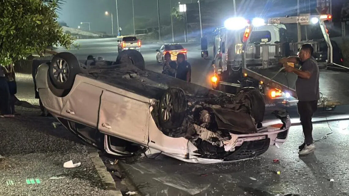 Un joven sufrió lesiones tras un accidente en el que su auto terminó volcado en García. Conoce los detalles aquí.