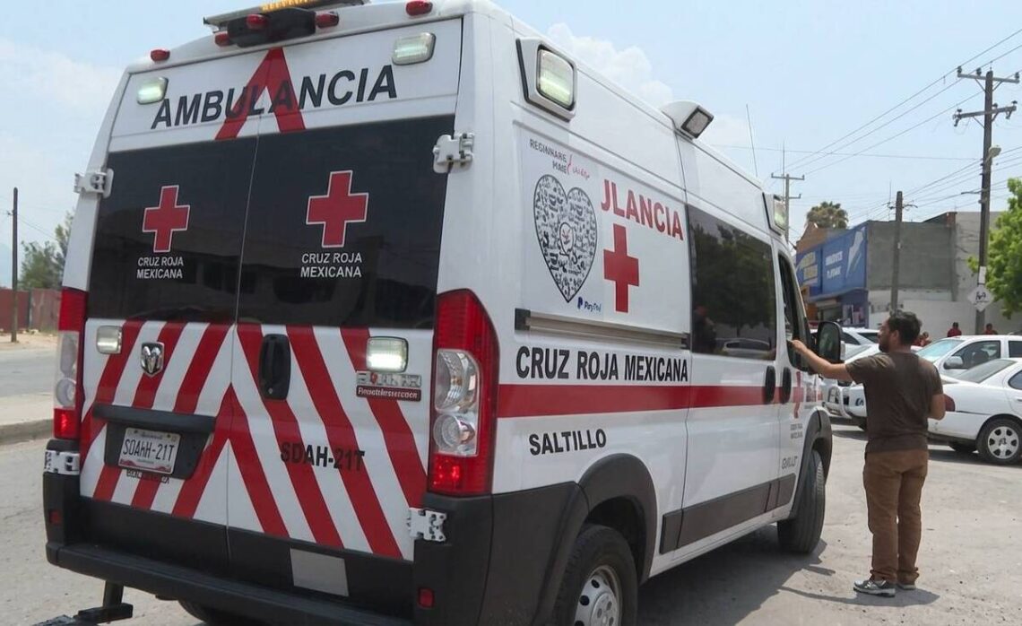 Un estudiante cayó del segundo piso de la escuela en Saltillo, iniciándose una investigación para aclarar el suceso.
