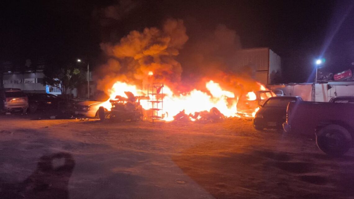 Un devastador incendio en un yonke de Escobedo, Nuevo León, arrasó con cuatro camionetas y generó preocupación en la comunidad.
