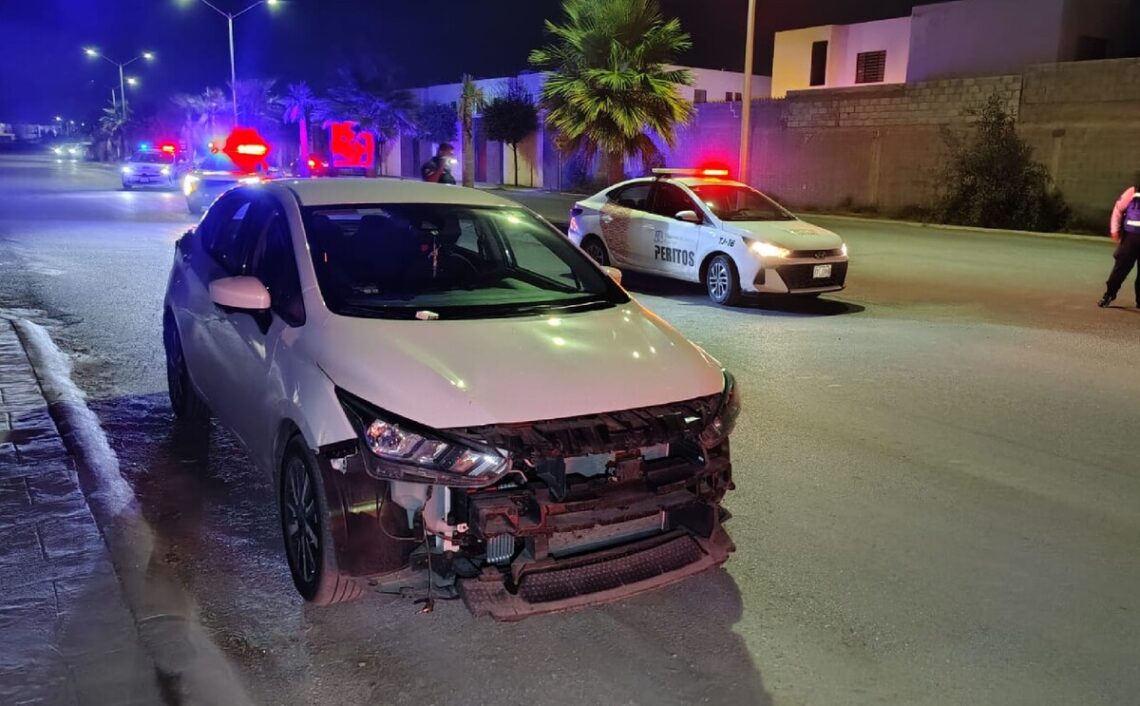 Un fuerte choque entre un auto y una motocicleta en Residencial Viñedos provoca heridas a tres personas.