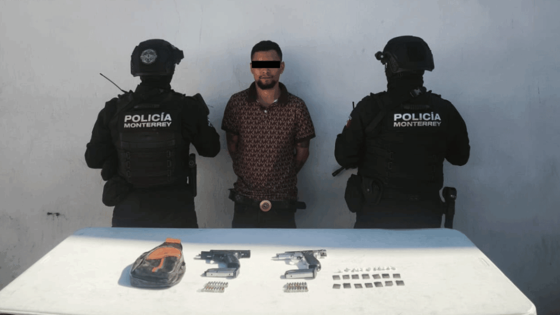 La policía local capturó a un individuo que alteraba la paz pública, portando armas y sustancias ilícitas en Monterrey.