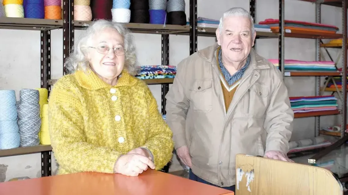 Doña Rosa y don Chiquito, figuras emblemáticas de San Pedro, celebran su legado de amor a la mercería.