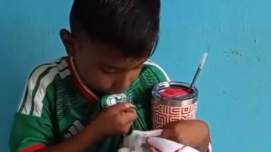 Iker, el niño que hizo una camiseta del Tri con bolsas de frituras, ahora tiene su jersey oficial de la selección mexicana.