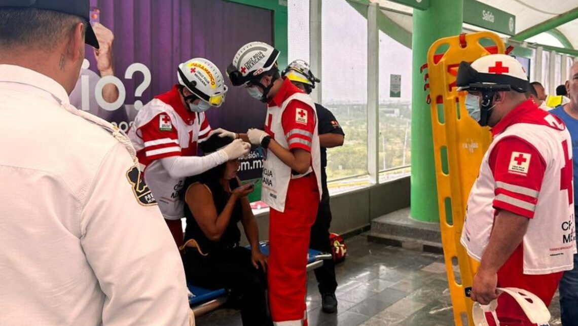 Un incidente violento en el Metro de Escobedo dejó a una mujer lesionada, sorprendiendo a los pasajeros presentes.