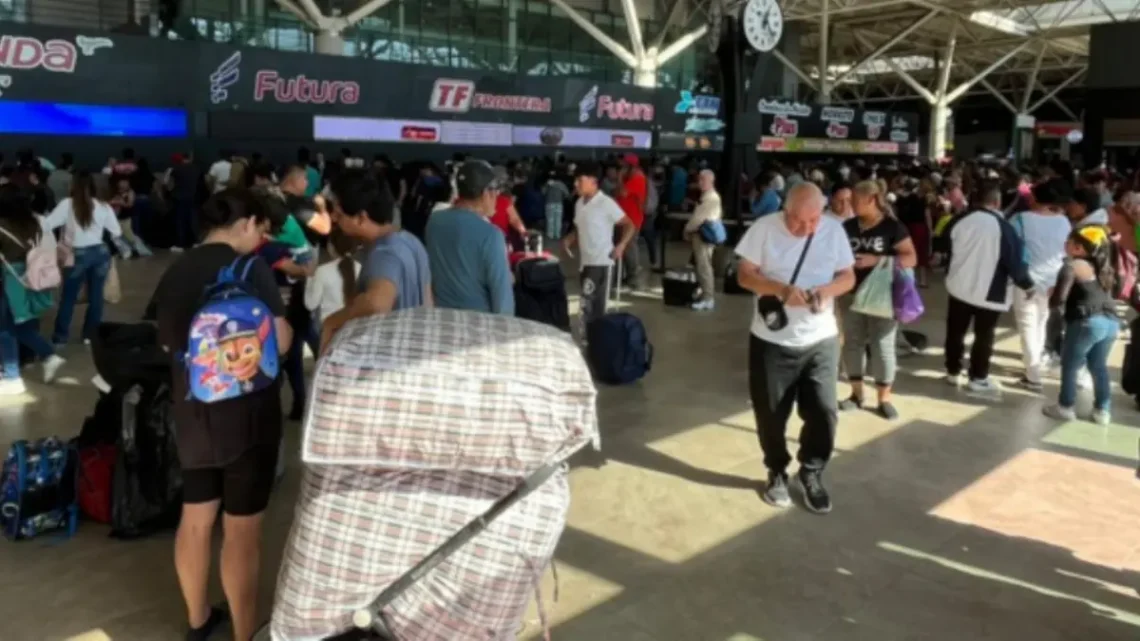 La afluencia de pasajeros en la Central de Autobuses de Monterrey se incrementa con el inicio de las vacaciones de verano.