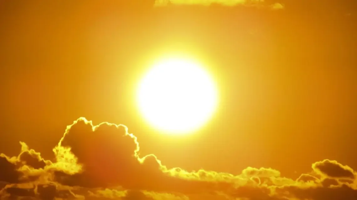 Descubre cómo afecta el clima soleado de Monterrey a la cultura musical y social de la ciudad este lunes.