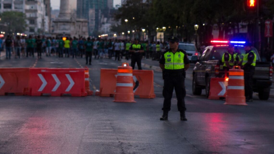 La Policía de Monterrey coordina un operativo de cierre de calles después del partido entre México y Ecuador.