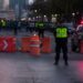 La Policía de Monterrey coordina un operativo de cierre de calles después del partido entre México y Ecuador.