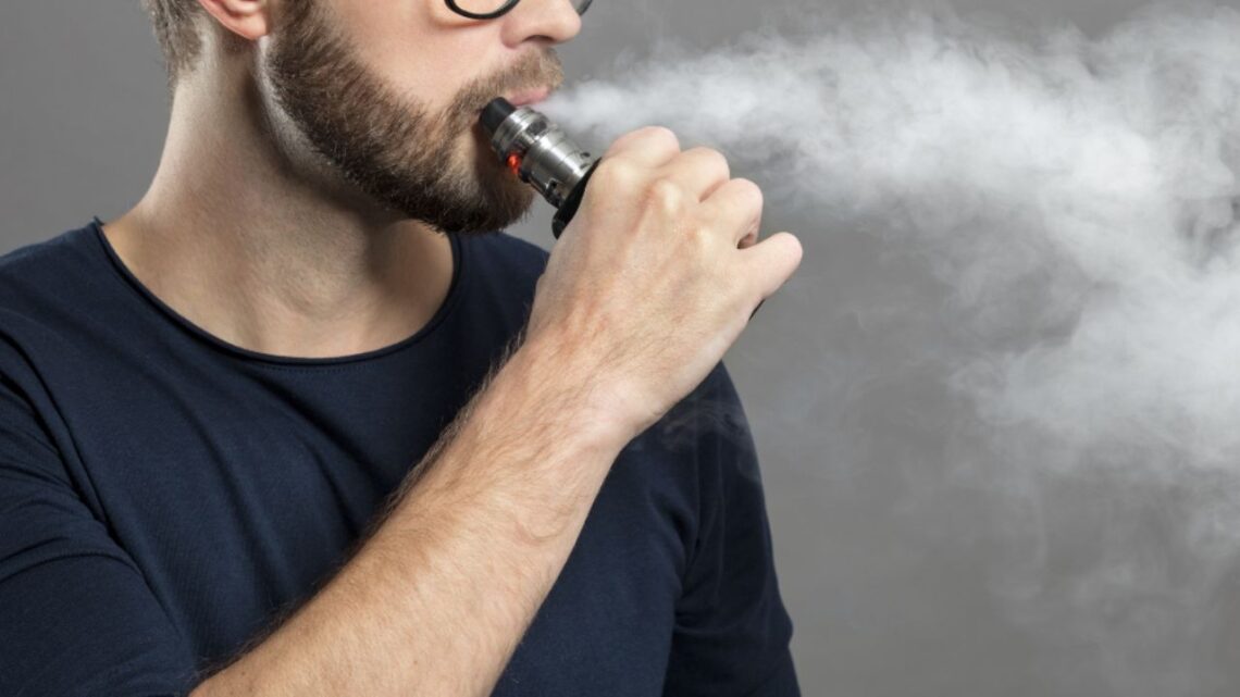 El uso de vapeadores en México continúa en aumento, pese a la prohibición, generando pérdidas fiscales significativas.