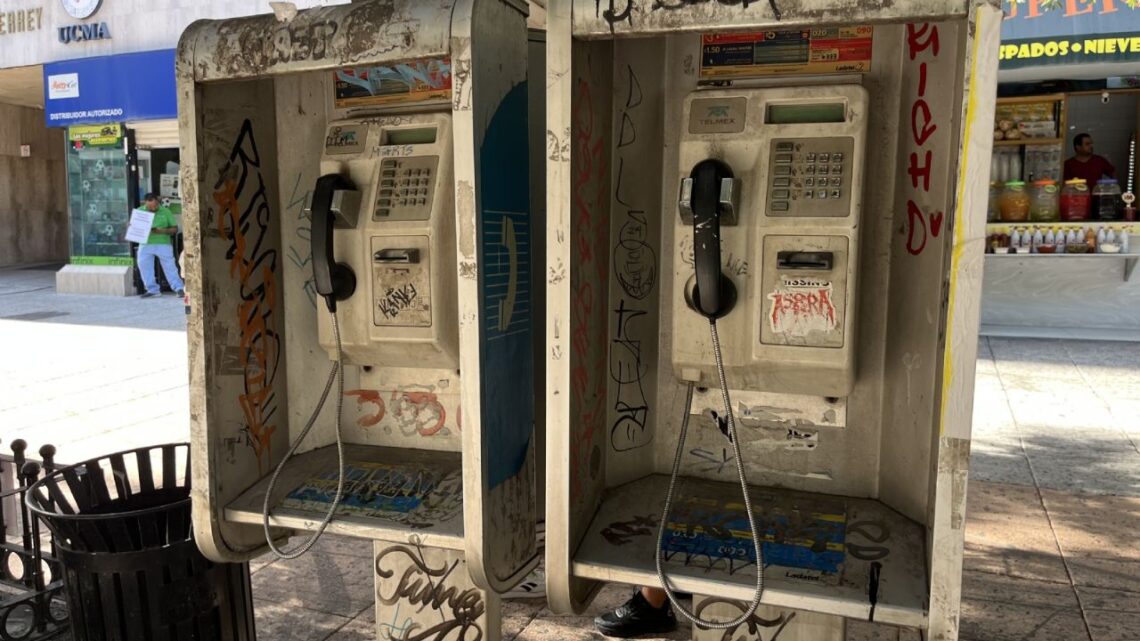 Los icónicos teléfonos públicos de Monterrey se quedarán en las calles, aunque han dejado de operar. Descubre su historia.