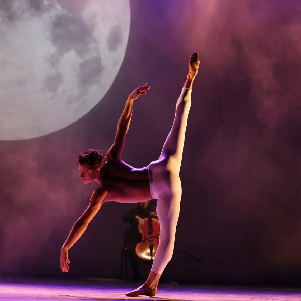 Fabrizzio Ulloa, bailarín de Monterrey, brilla en el Royal Ballet con una carrera internacional prometedora en la danza.