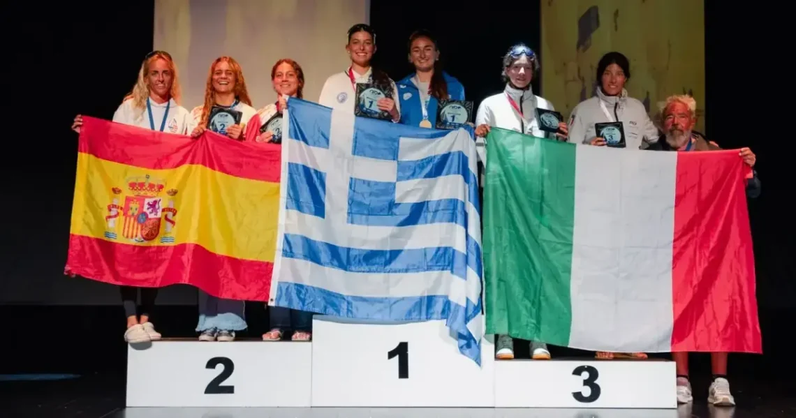 Las jóvenes regatistas Laia Mattos y Amalia Coll se destacan al lograr la medalla de plata en el Europeo Juvenil de Vela.