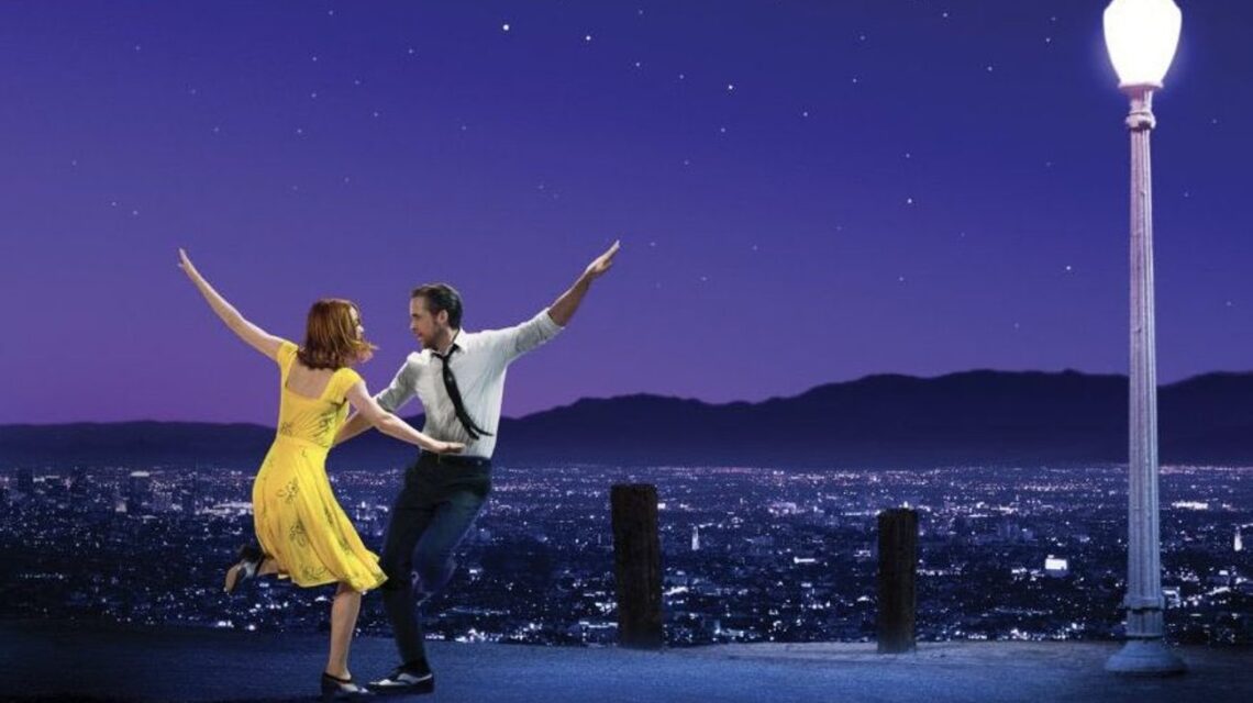 El actor Ryan Gosling celebra el nuevo póster y el regreso de La La Land a los cines en agosto.