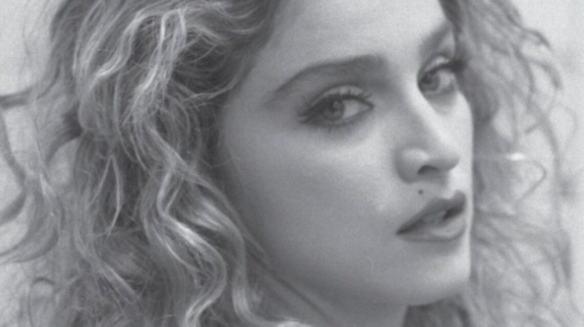 La reina del pop, Madonna, lanza un nuevo libro que revela secretos de su icónica trayectoria musical y visual.