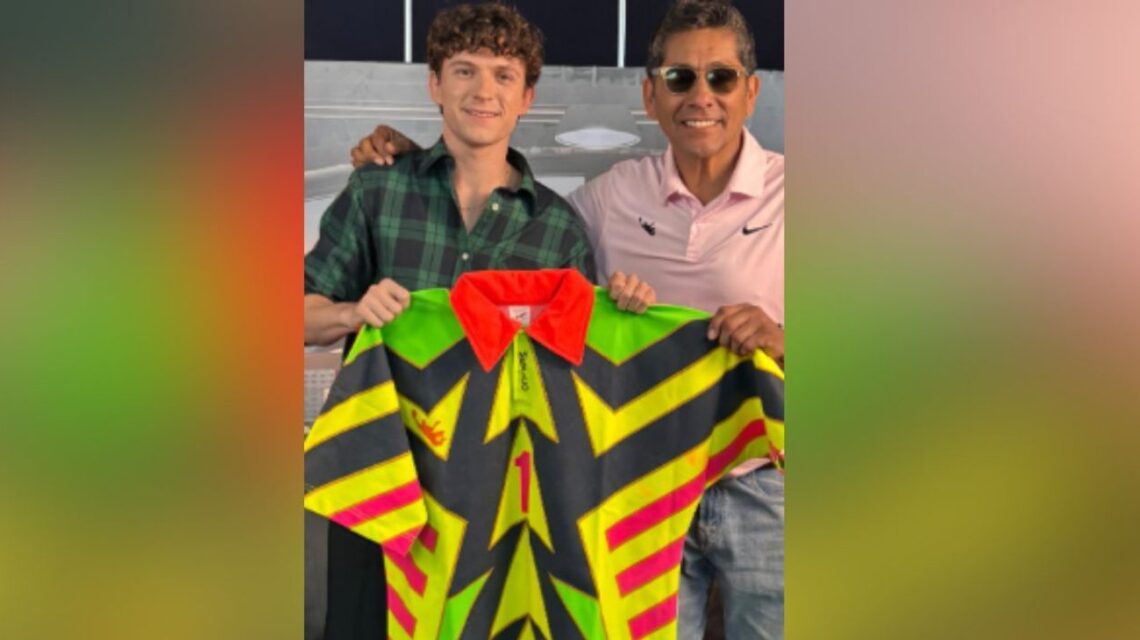 El reconocido exfutbolista Jorge Campos obsequia a Tom Holland una camiseta de la Selección Mexicana como símbolo de amistad.