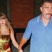 Taylor Swift y Travis Kelce deslumbran con su primera aparición pública como esposos en una lujosa boda en California.