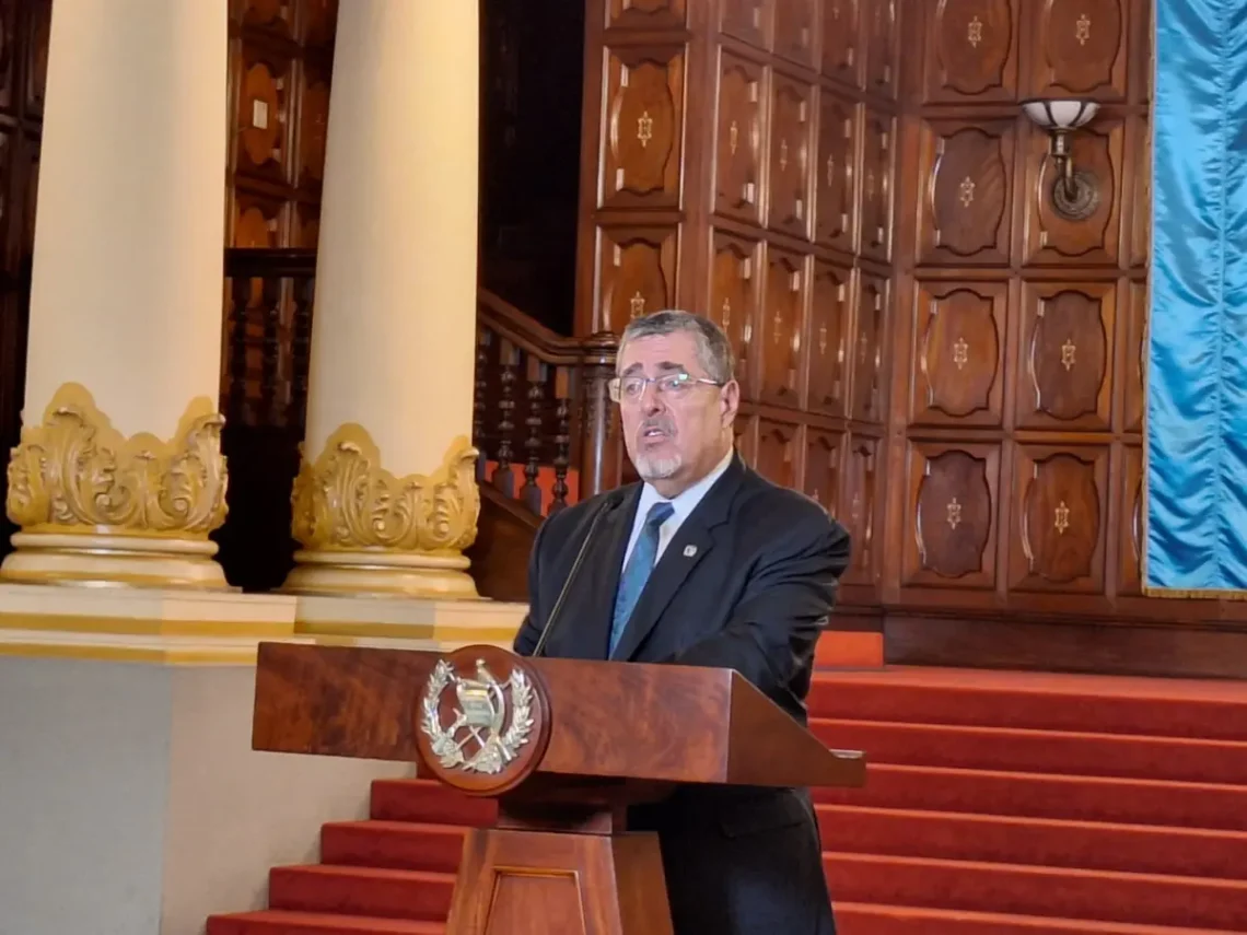 La nueva propuesta del presidente Arévalo busca disminuir los precios del combustible en Guatemala, afectando al sector público y privado.