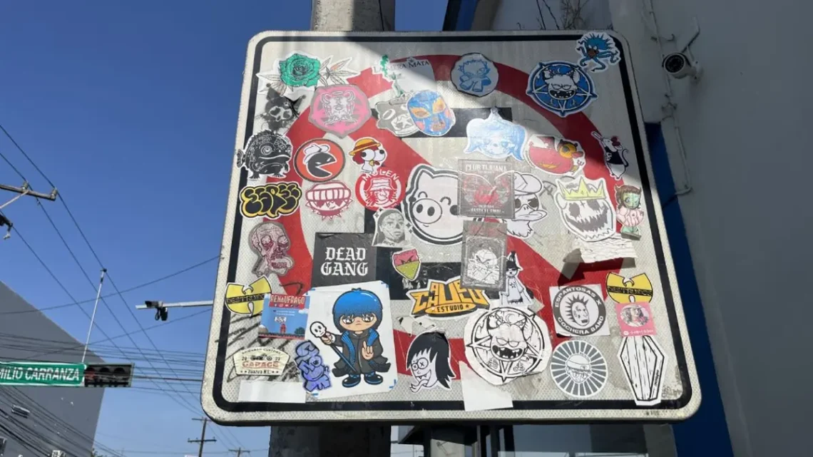 Los stickers en señales de tránsito en Monterrey comprometen la seguridad de automovilistas y peatones, generando preocupación general.