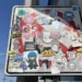 Los stickers en señales de tránsito en Monterrey comprometen la seguridad de automovilistas y peatones, generando preocupación general.