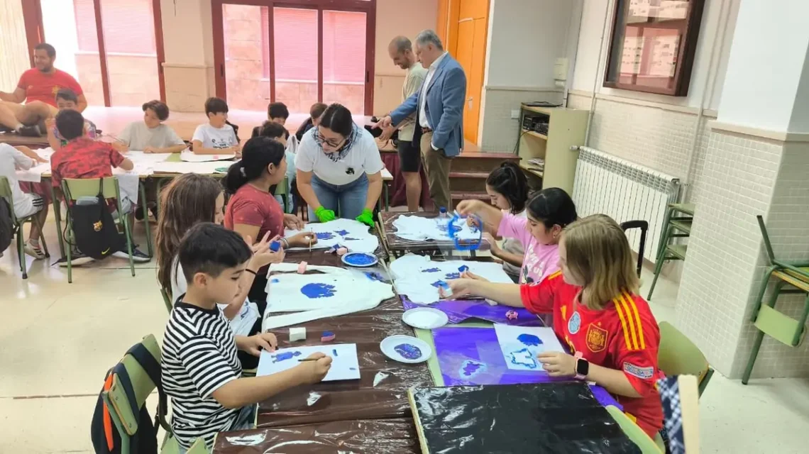 Las Escuelas de Verano de Ciudad Real celebran la Pandorga a través de un creativo taller de camisetas para niños.