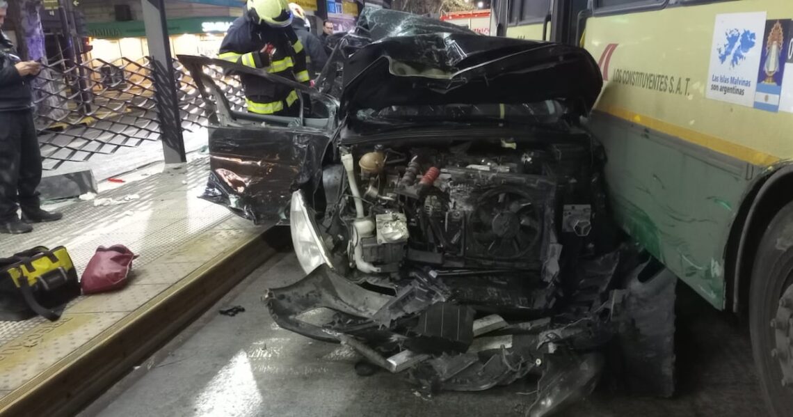 Un grave accidente en Palermo dejó un auto destruido tras chocar con un colectivo de línea. Los detalles de la tragedia.