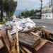La Av. Venustiano Carranza en Monterrey enfrenta un grave problema con escombros y desechos que afectan el tránsito peatonal.