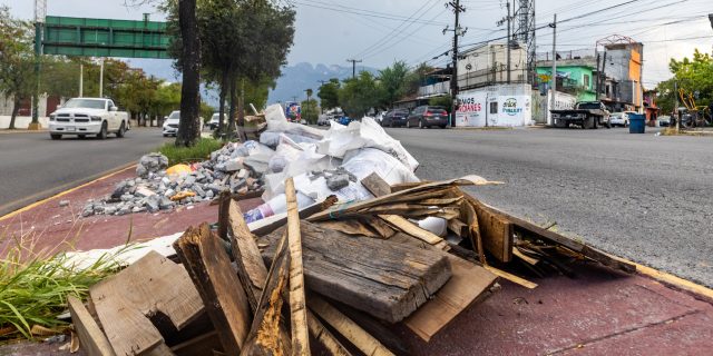 La Av. Venustiano Carranza en Monterrey enfrenta un grave problema con escombros y desechos que afectan el tránsito peatonal.