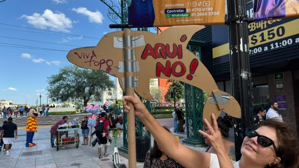 Ciudadanos de Monterrey se unieron a una protesta contra una planta de amoniaco en Sinaloa, generando gran controversia.